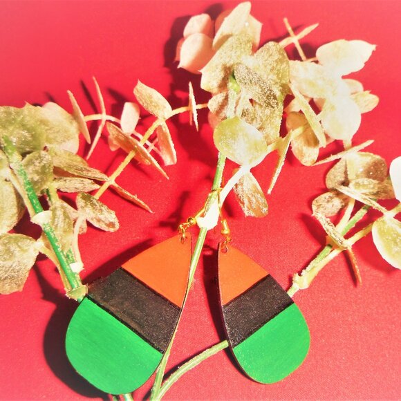 Afrocentric Earring / Wooden Earring / Handcrafted Earring / Tear Drop Earring - Picture 4 of 7